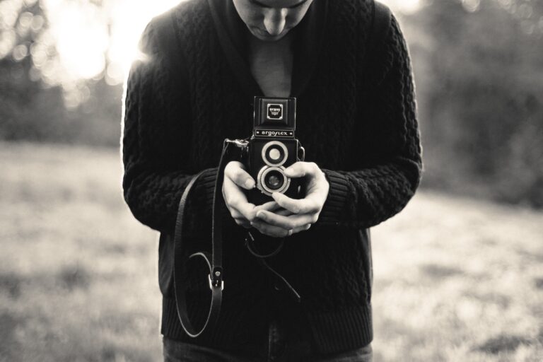 person-black-and-white-white-camera-photography-vintage-72-pxhere.com (1)